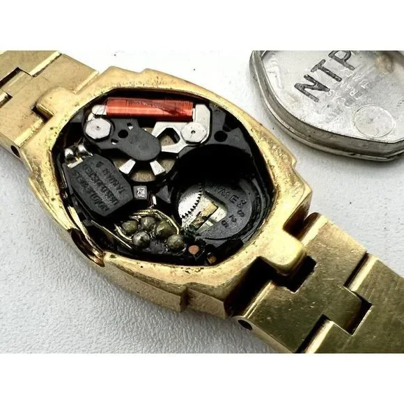 Timex Q Quartz K Cell Push Button Crown Vintage Ladies Gold Tone Watch - Picture 5 of 6